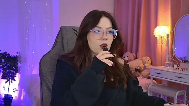 CoralineKeyns online show from 4, 11, 2025