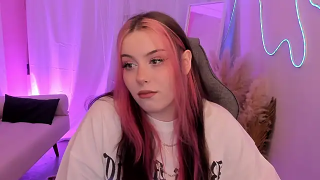 CoralineKeyns online show from 15, 6, 2026