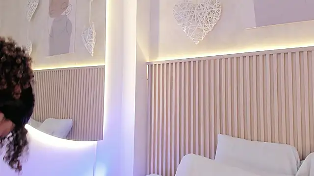 daiana curly online show from 6, 2, 2026