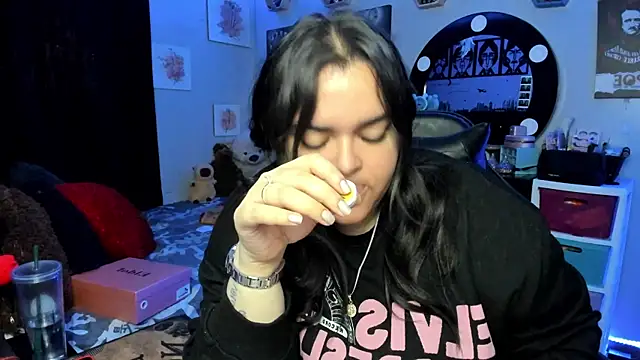 Snapshot of Luise_Meyrink chatting on 21, 11, 2025 Luise Meyrink online show from 21, 11, 2025