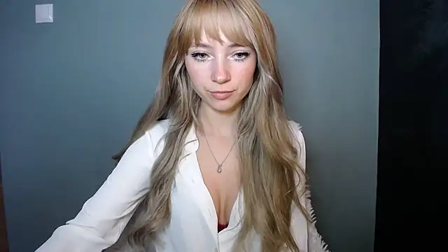 LuciaYoung online show from 28, 10, 2025