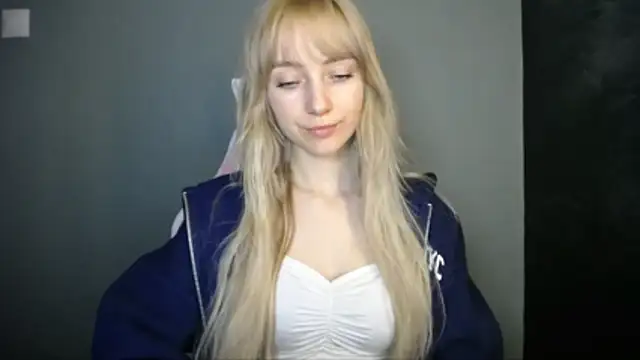 LuciaYoung online show from 12, 4, 2026