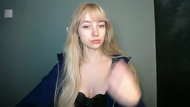 LuciaYoung online show from 15, 4, 2026