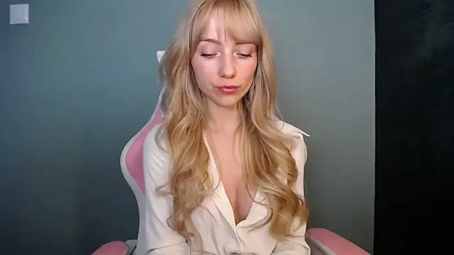 LuciaYoung online show from 13, 4, 2026