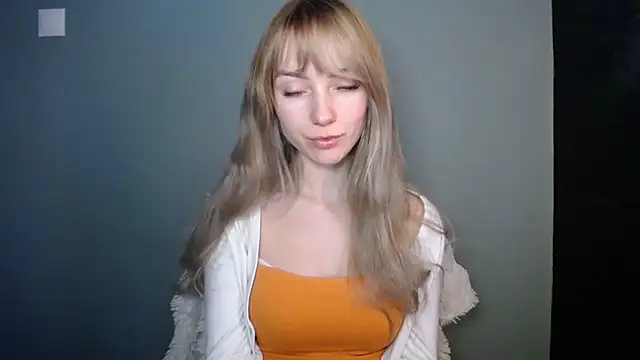 LuciaYoung online show from 12, 1, 2026