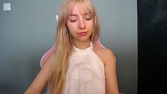 LuciaYoung online show from 19, 4, 2026