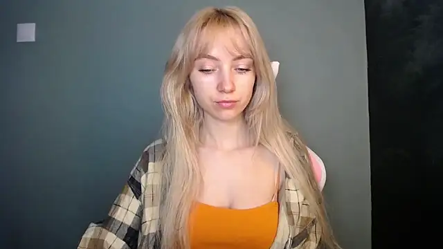 LuciaYoung online show from 20, 4, 2026