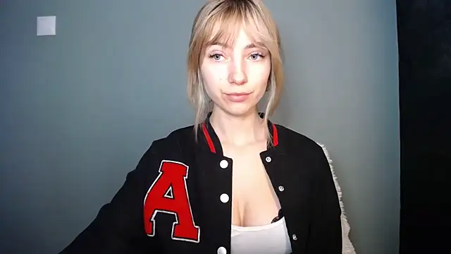 LuciaYoung online show from 12, 2, 2026