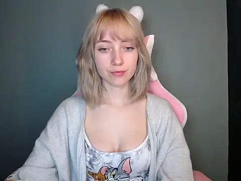 LuciaYoung online show from 7, 4, 2026