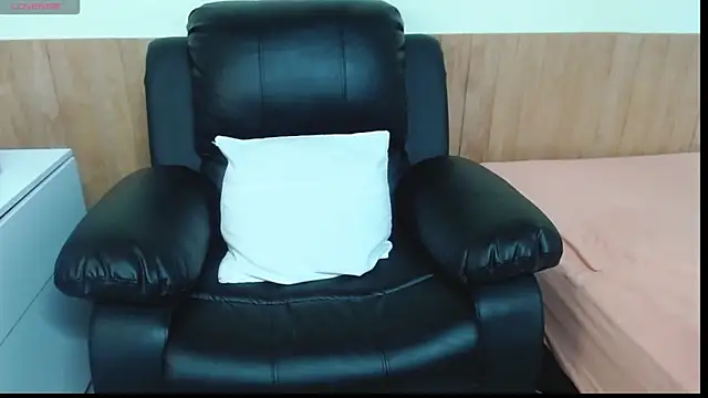 Snapshot of Issa_Km_ chatting on 15, 2, 2025 Issa Km online show from 15, 2, 2025