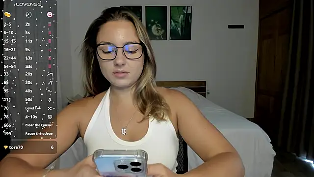 Snapshot of ThreeshaWhite chatting on 14, 5, 2026 ThreeshaWhite online show from 14, 5, 2026