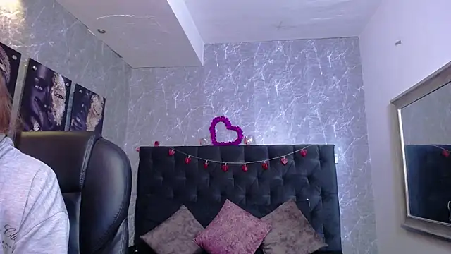 emma  smith1 online show from 10, 9, 2025