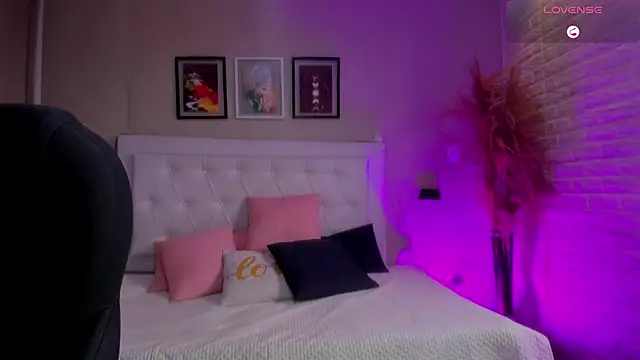 emma  smith1 online show from 4, 3, 2026