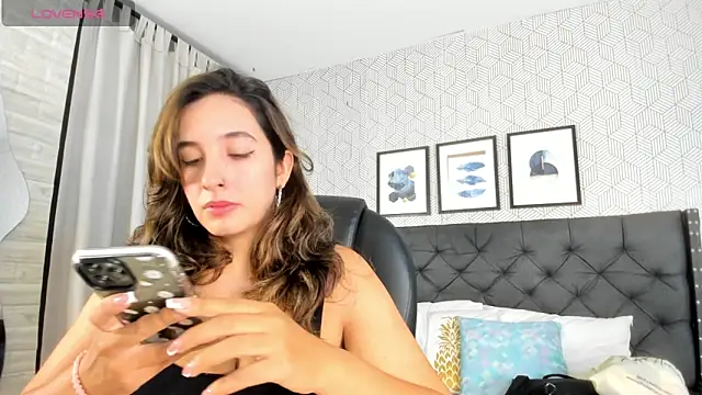 emma  smith1 online show from 28, 2, 2025