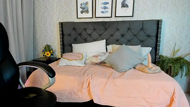 emma  smith1 online show from 19, 2, 2025