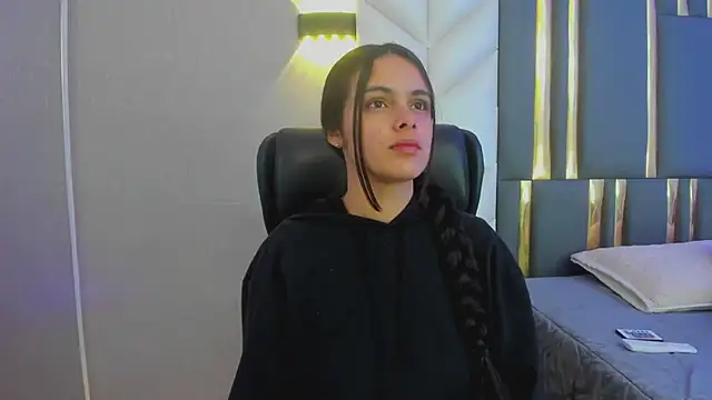 ChloeHarper  online show from 15, 7, 2026
