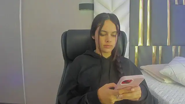 ChloeHarper  online show from 13, 7, 2026