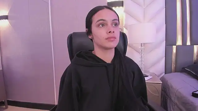 ChloeHarper  online show from 15, 4, 2026