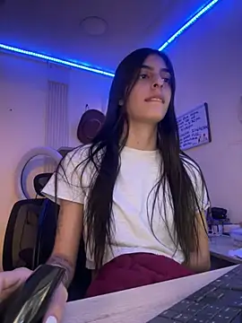 Snapshot of cristel_17 chatting on 8, 2, 2025 cristel 17 online show from 8, 2, 2025