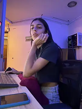 Snapshot of cristel_17 chatting on 28, 12, 2024 cristel 17 online show from 28, 12, 2024