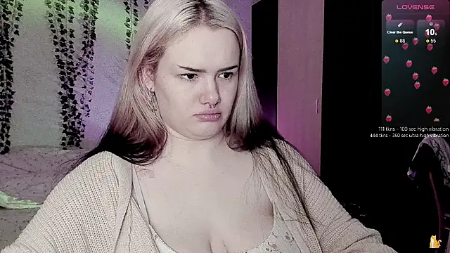 Snapshot of strawberry_elfcat chatting on 1, 2, 2026 strawberry elfcat online show from 1, 2, 2026