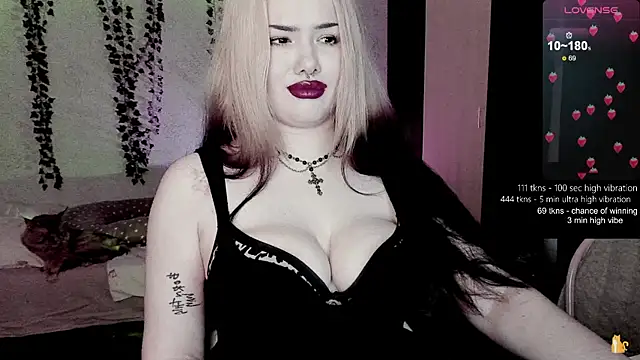 Snapshot of strawberry_elfcat chatting on 8, 2, 2026 strawberry elfcat online show from 8, 2, 2026