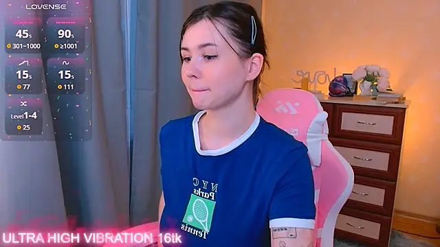 Snapshot of cutie_mili chatting on 8, 10, 2025 cutie mili online show from 8, 10, 2025