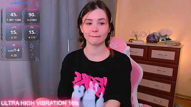 Snapshot of cutie_mili chatting on 19, 10, 2025 cutie mili online show from 19, 10, 2025