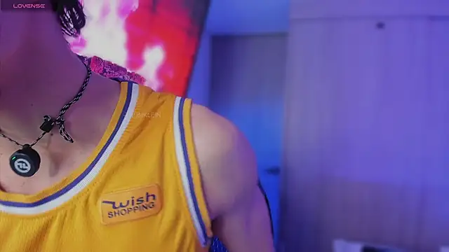 Snapshot of thomklein chatting on 21, 11, 2025 thomklein online show from 21, 11, 2025