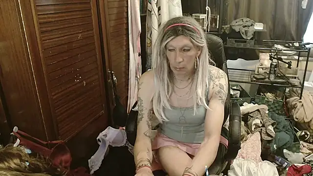 Snapshot of Ombeline1 chatting on 5, 6, 2026 Ombeline1 online show from 5, 6, 2026