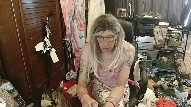 Snapshot of Ombeline1 chatting on 1, 6, 2026 Ombeline1 online show from 1, 6, 2026