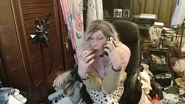 Snapshot of Ombeline1 chatting on 25, 5, 2026 Ombeline1 online show from 25, 5, 2026