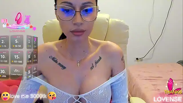 kissnicol32 online show from 4, 11, 2025