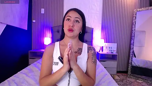isabella smith  online show from 28, 1, 2025