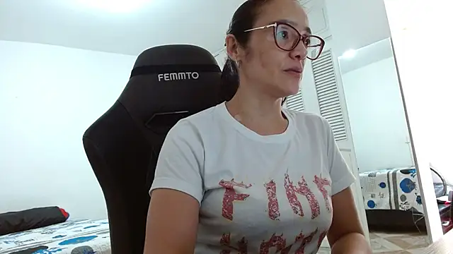 Snapshot of Jessica_Herrera_ chatting on 4, 11, 2025 Jessica Herrera online show from 4, 11, 2025