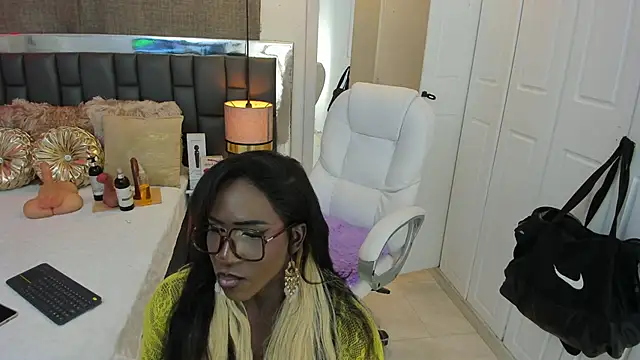 Snapshot of IsseyMz chatting on 6, 2, 2025 IsseyMz online show from 6, 2, 2025