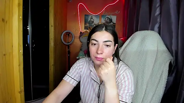 Fiery Brunette  online show from 15, 3, 2026