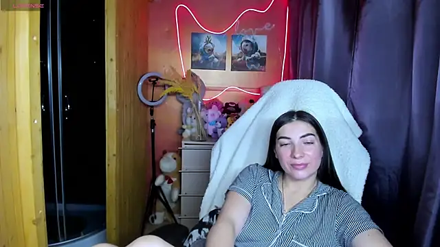 Fiery Brunette  online show from 28, 11, 2025