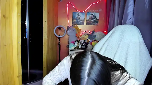 Fiery Brunette  online show from 17, 5, 2026