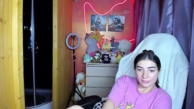 Fiery Brunette  online show from 10, 4, 2026