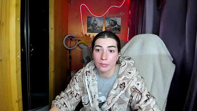 Fiery Brunette  online show from 30, 11, 2025