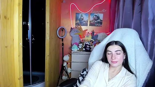 Fiery Brunette  online show from 25, 4, 2026