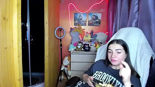 Fiery Brunette  online show from 27, 3, 2026