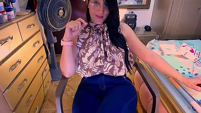 Snapshot of BitterMomXxx chatting on 5, 12, 2024 BitterMomXxx online show from 5, 12, 2024