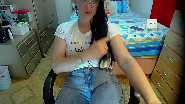 Snapshot of BitterMomXxx chatting on 25, 2, 2025 BitterMomXxx online show from 25, 2, 2025
