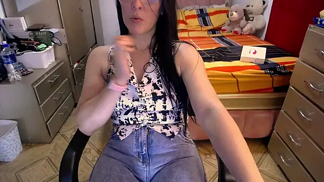 Snapshot of BitterMomXxx chatting on 12, 3, 2025 BitterMomXxx online show from 12, 3, 2025