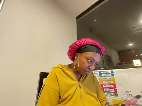 Snapshot of ChocolateCakeQueen chatting on 26, 11, 2025 ChocolateCakeQueen online show from 26, 11, 2025