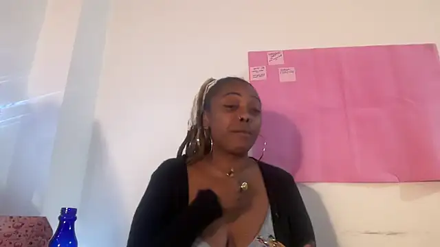 Snapshot of ChocolateCakeQueen chatting on 7, 11, 2025 ChocolateCakeQueen online show from 7, 11, 2025