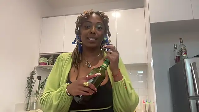 Snapshot of ChocolateCakeQueen chatting on 4, 3, 2025 ChocolateCakeQueen online show from 4, 3, 2025