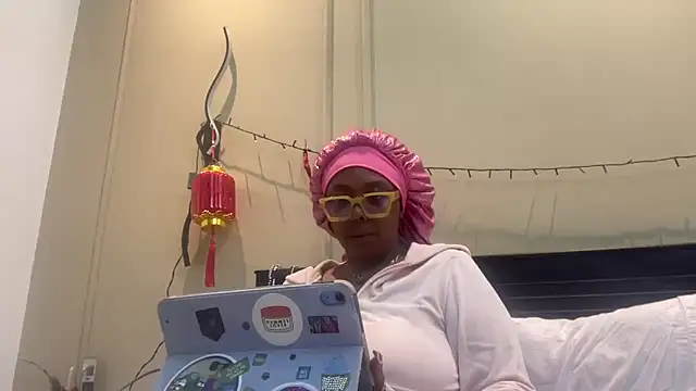 Snapshot of ChocolateCakeQueen chatting on 11, 3, 2025 ChocolateCakeQueen online show from 11, 3, 2025